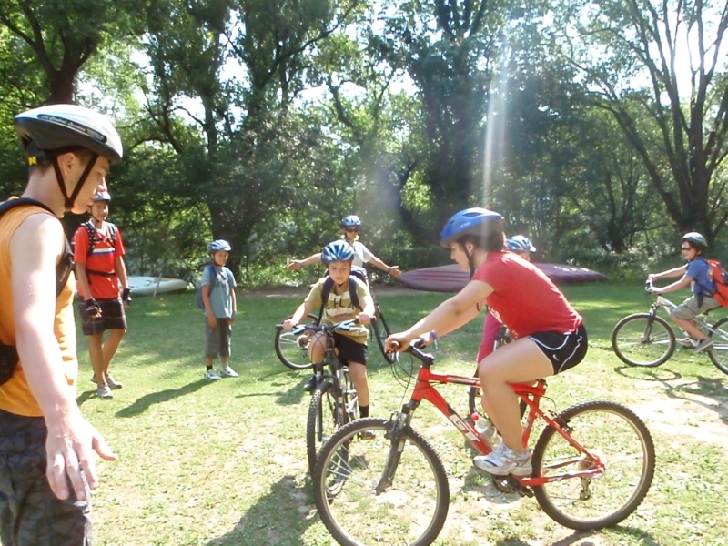 Village Camps International Summer Camp Ard&egrave;che, France 2019-07-26 https://www.villagecamps.com/journals_admin/images/17-8-Sasha and Isis in Chicken face off.jpg